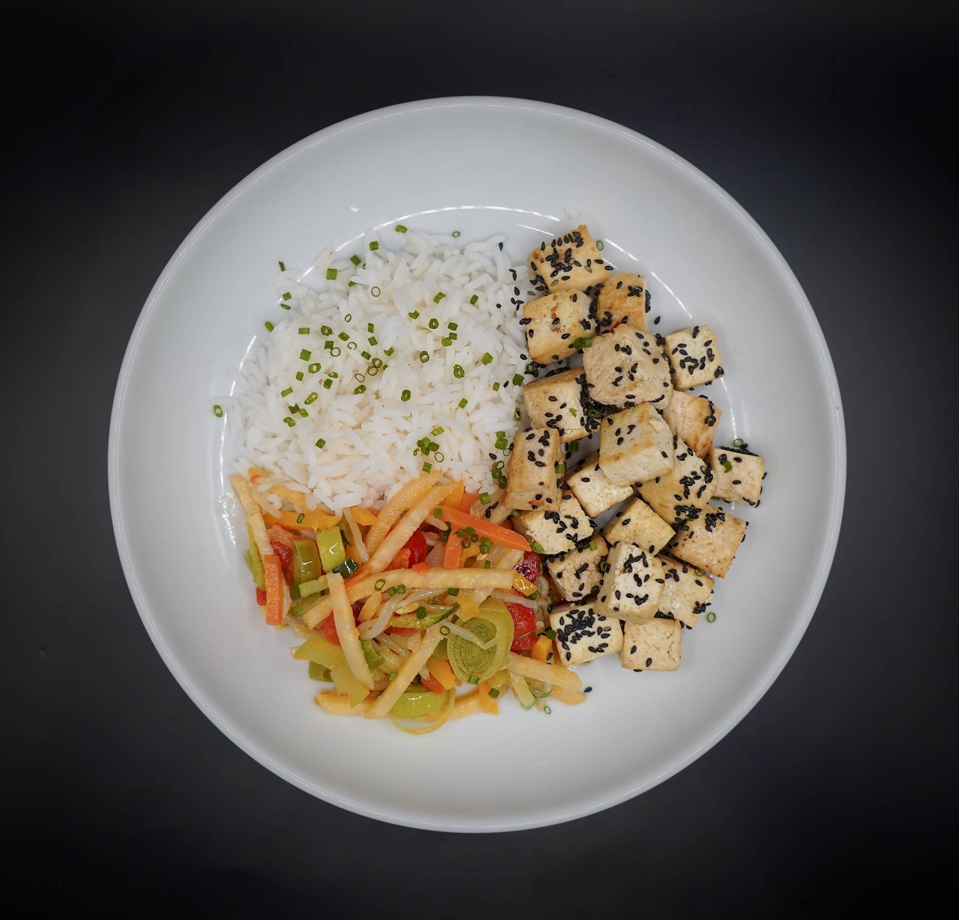 Tofu au sesame, riz au jasmin et légumes asiatiques(VEGAN)