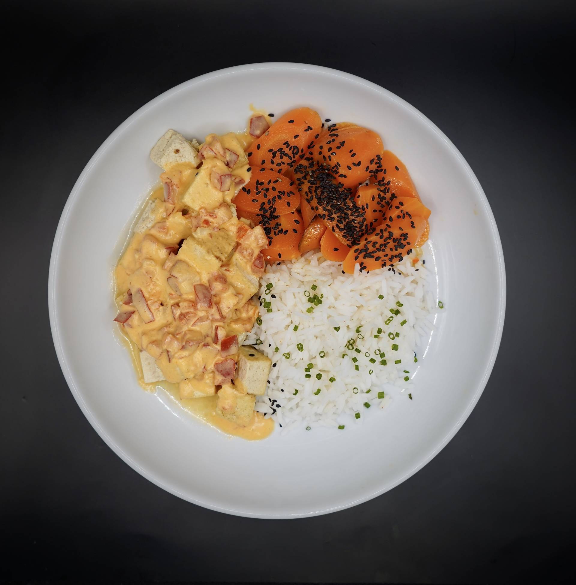 Tofu coco poivrons, riz jasmin et carottes au sésam