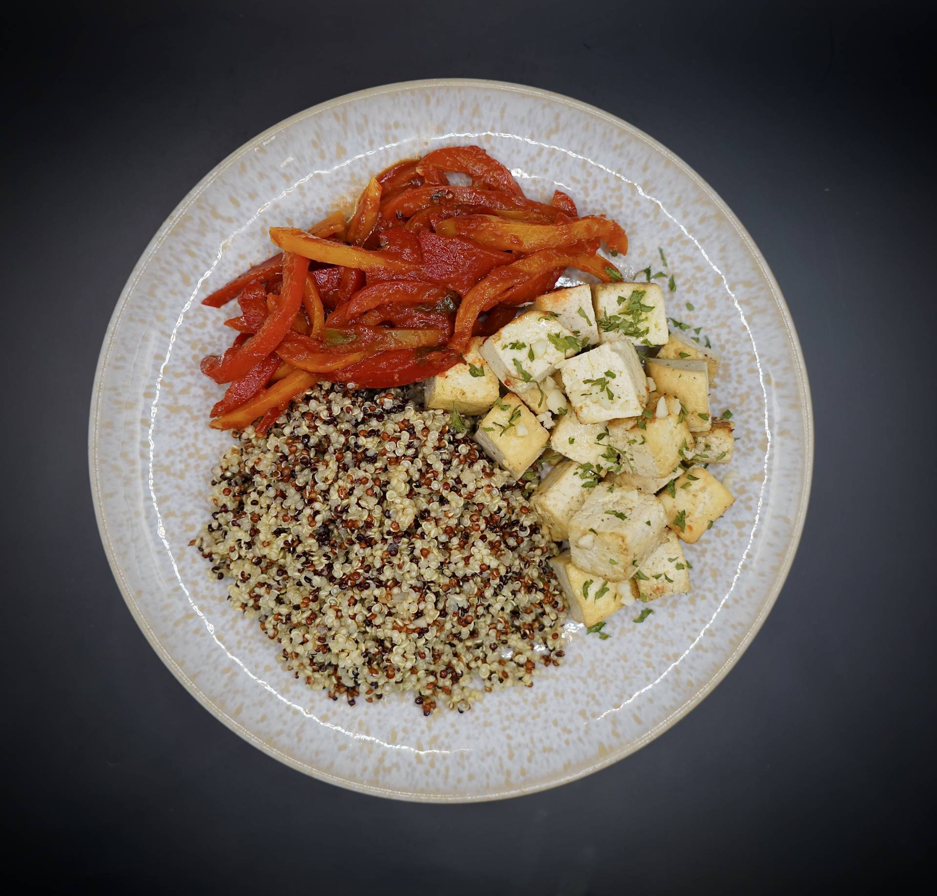 Tofu ail et persil, quinoa et piperade basquaise